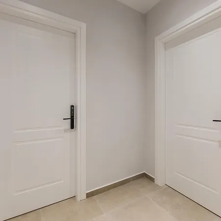 Luxury With Free Parking By Pikhost Apartament *